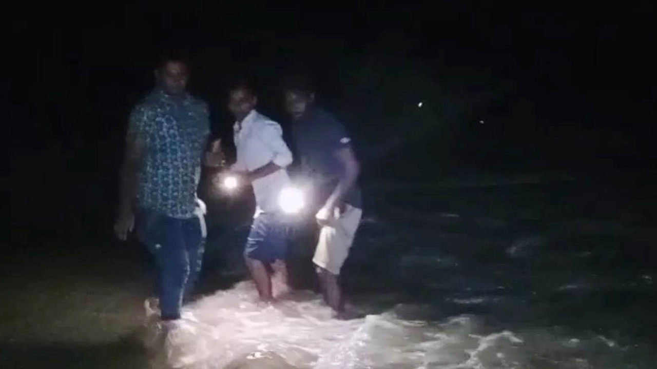 নিখোঁজ মা ও সন্তানদের উদ্ধারকাজ চলছে