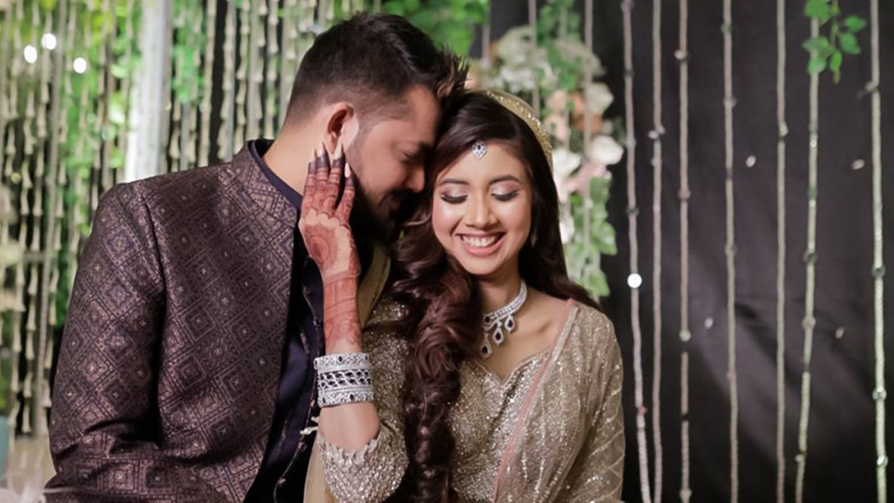 কণ্ঠশিল্পী বুশরা ও তার স্বামী। ছবি : সংগৃহীত