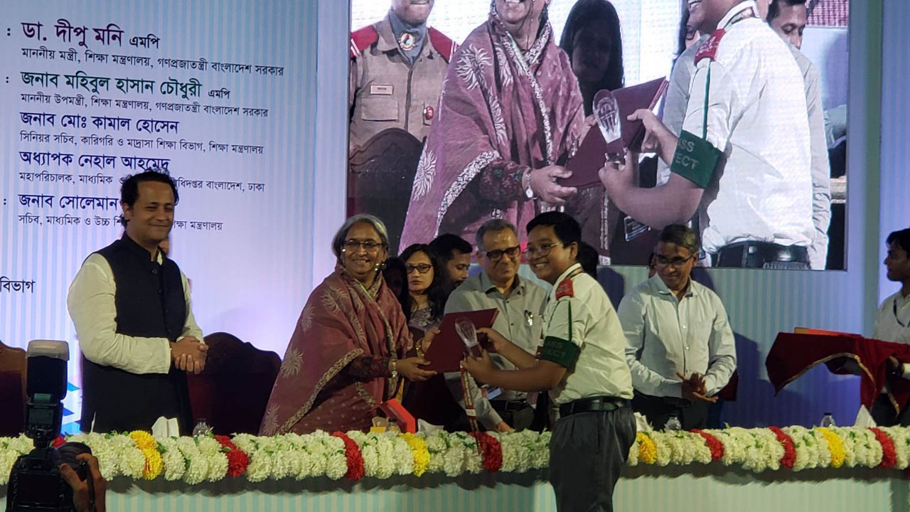 শিক্ষামন্ত্রী ডা. দীপু মনি এবং শিক্ষা উপমন্ত্রী ব্যারিস্টার মহিবুল হাসান চৌধুরী বিজয়ীদের হাতে পুরস্কার তুলে দেন।
