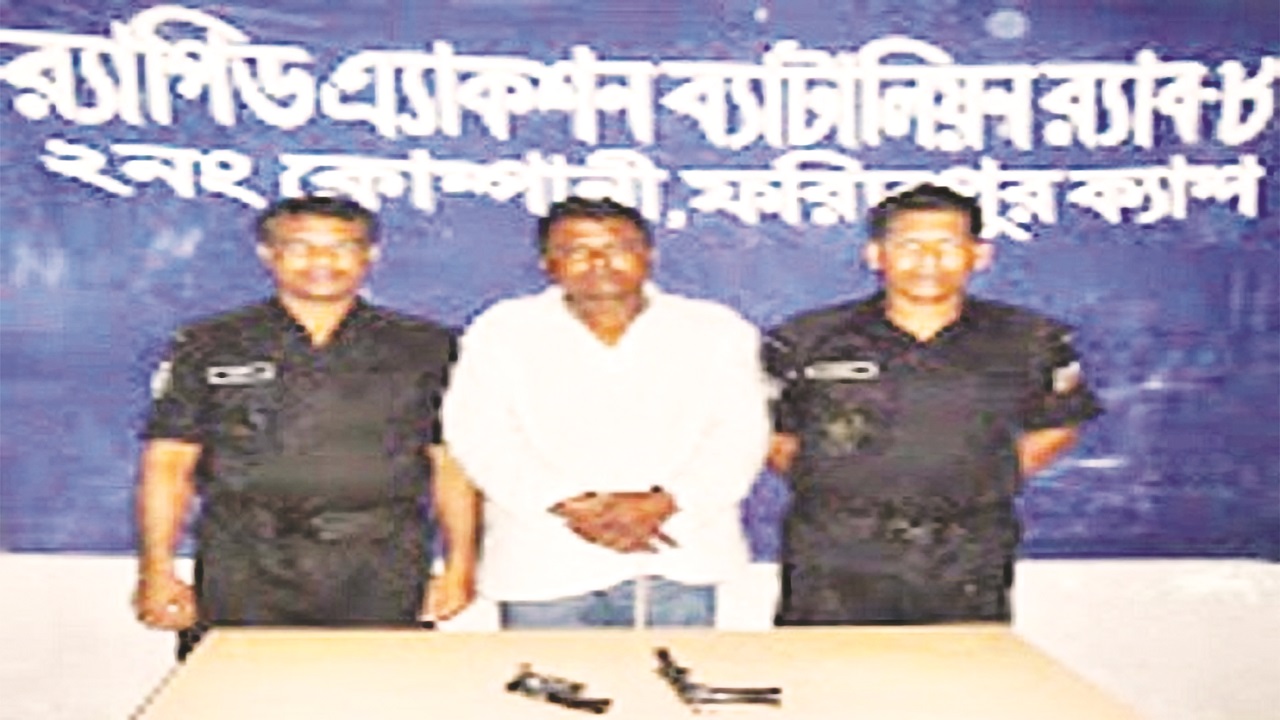 ২০১৫ সালের ৯ এপ্রিল সাজ্জাদ শেখকে অস্ত্রসহ গ্রেপ্তার করে র‌্যাব। ছবি : সংগৃহীত