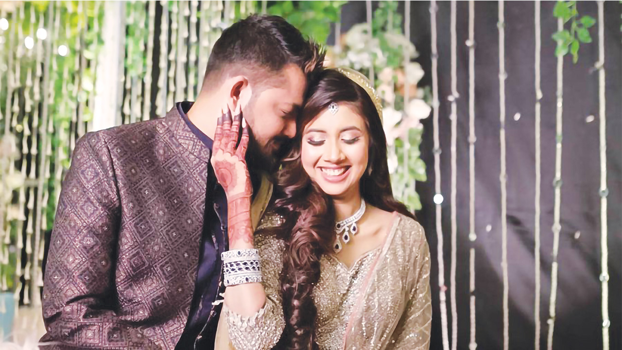 স্বামীর সঙ্গে তরুণ সংগীতশিল্পী বুশরা শাহরিয়ার।