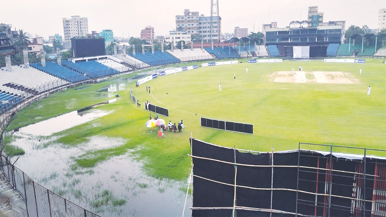 নারায়ণগঞ্জের ফতুল্লার খান সাহেব ওসমান আলি স্টেডিয়ামে বৃষ্টির পানি জমে আছে। ছবি: কালবেলা