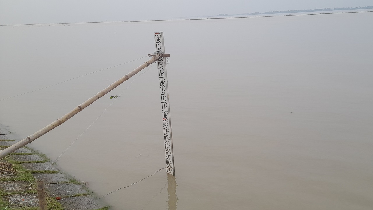 যমুনা নদীর পানি পরিমাপ করা হচ্ছে। ছবি : কালবেলা
