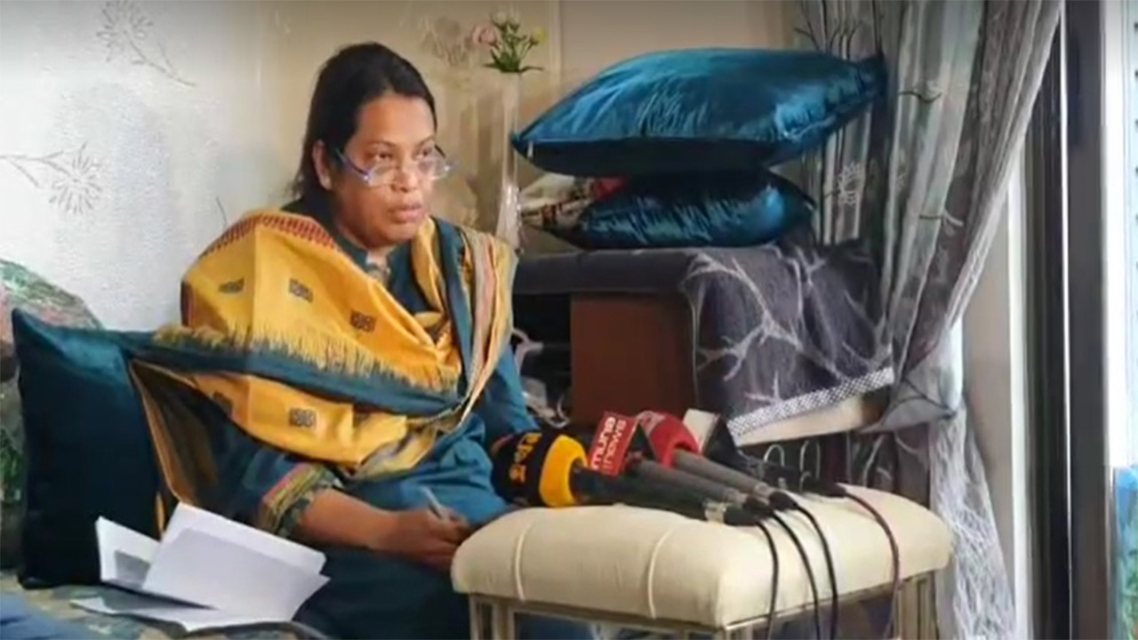 নিজ বাসভবনে সাংবাদিকদের সঙ্গে কথা বলছেন চিকিৎসক সংযুক্তা সাহা।