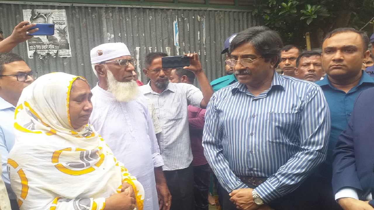 সাংবাদিক নাদিমের পরিবারের সদস্যদের সঙ্গে কথা বলছেন জাতীয় মানবাধিকার কমিশনের চেয়ারম্যান। ছবি : কালবেলা