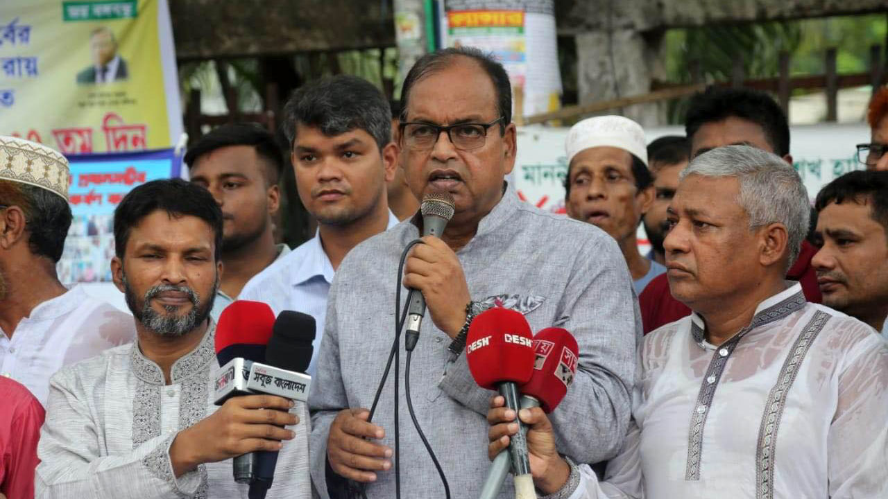 তত্ত্বাবধায়ক সরকার পূর্ণবহালের দাবিতে এক মানববন্ধনে বক্তব্য দিচ্ছেন বিএনপির ভাইস চেয়ারম্যান শামসুজ্জামান দুদু। ছবি : কালবেলা