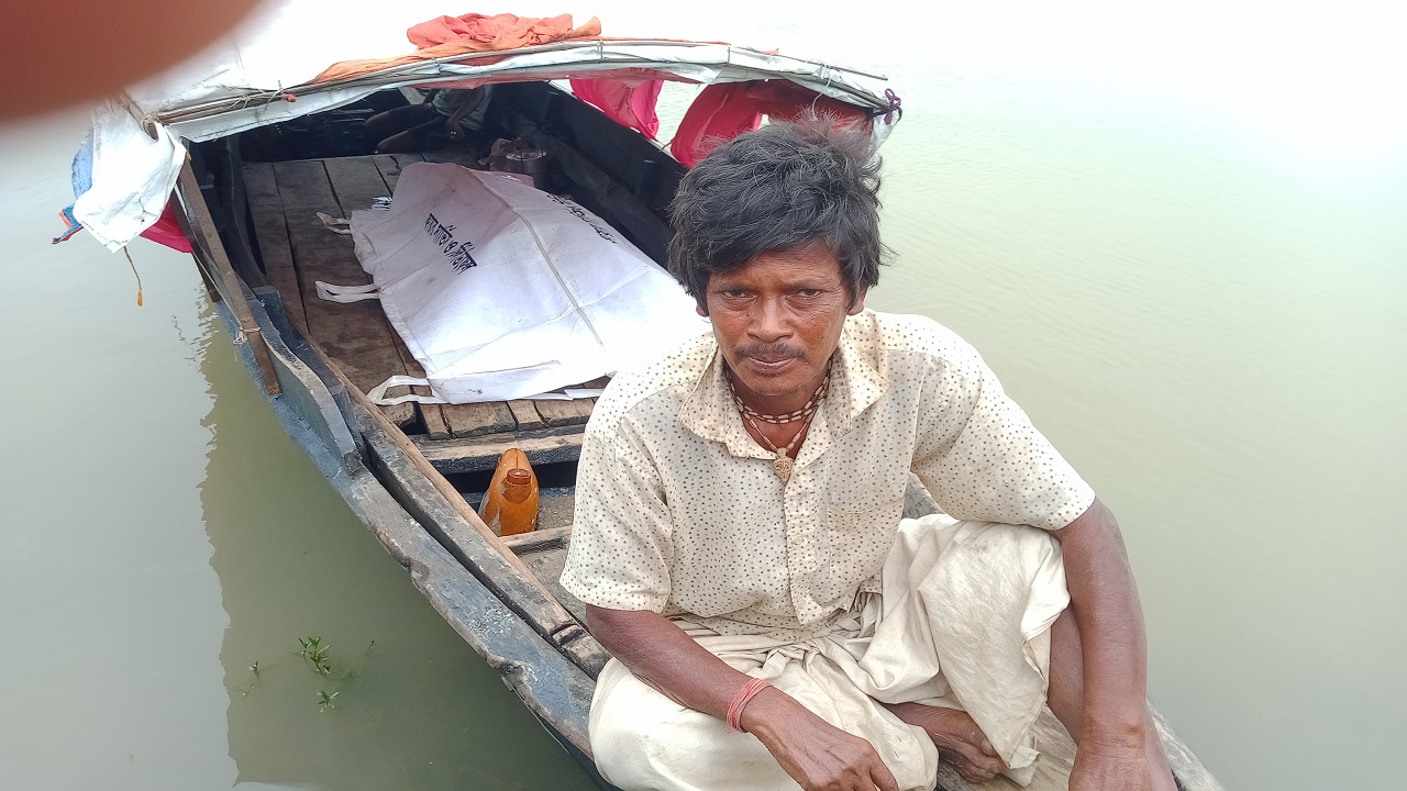 পানিতে ডুবে দুই সন্তান নিখোঁজ, নৌকায় স্ত্রীর লাশ নিয়ে ফিরছেন রতীন্দ্র দাস। ছবি : কালবেলা