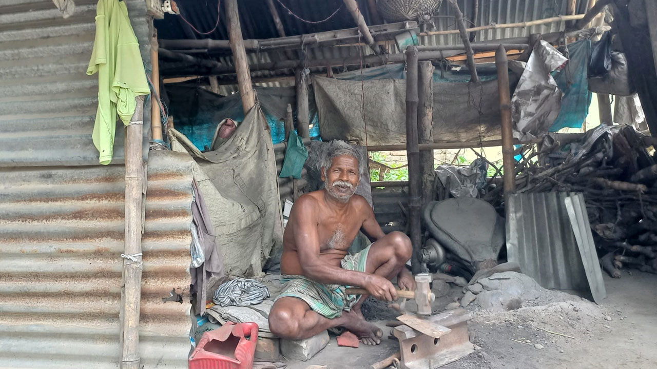 ব্যস্ততা বেড়েছে কামারদের। ছবি : কালবেলা