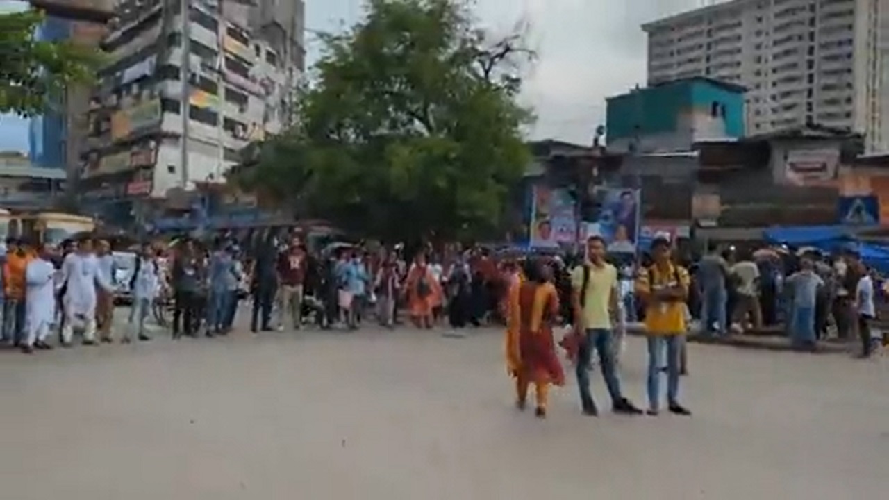 নীলক্ষেত মোড়ে আন্দোলনরত শিক্ষার্থীরা। ছবি: সংগৃহীত