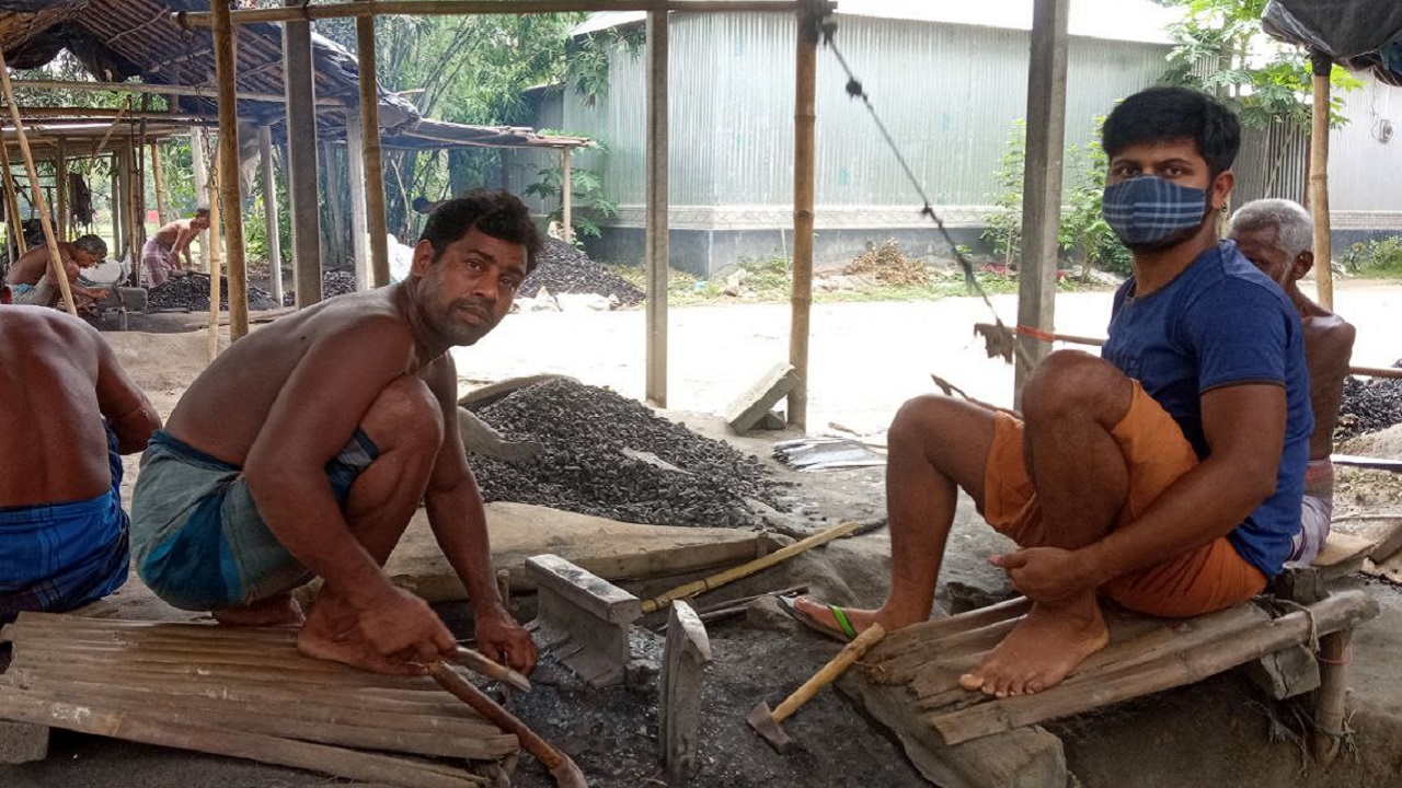 কামারদের লোহা পেটানো টুং টাং শব্দে মুখরিত চারপাশ। ছবি : কালবেলা