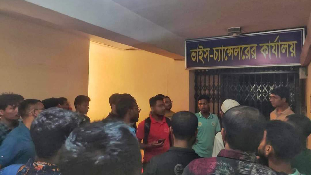 ভিসির কার্যালয়ে শিক্ষার্থীরা