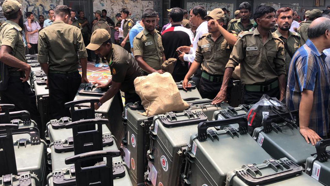 মঙ্গলবার রাজশাহীতে কেন্দ্রে কেন্দ্রে পৌঁছানো হয় নির্বাচনী সরঞ্জাম। ছবি : কালবেলা
