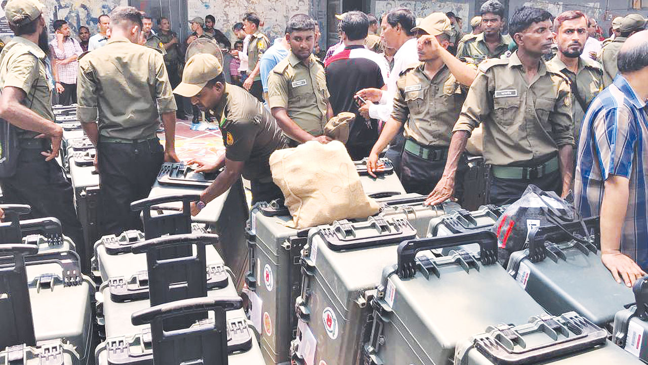 রাজশাহীতে কেন্দ্রে কেন্দ্রে পৌঁছানো হচ্ছে নির্বাচনী সরঞ্জাম। ছবি : কালবেলা