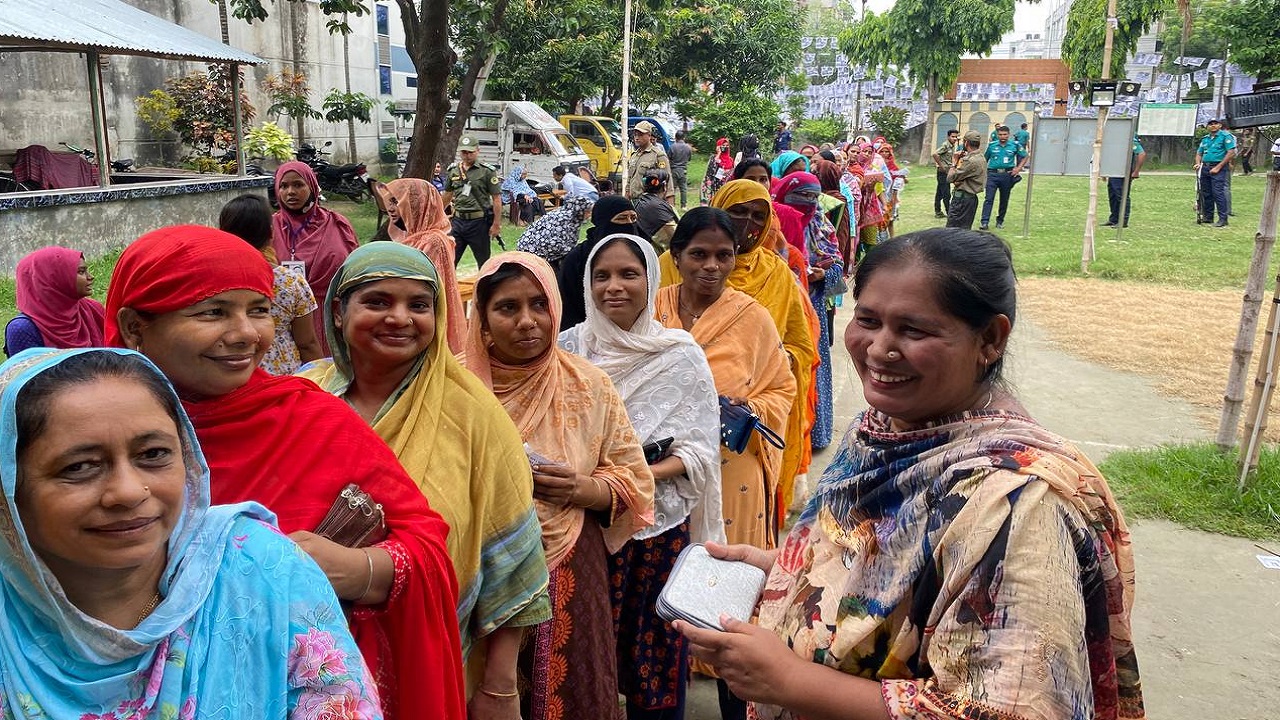 শহীদ এ এইচ এম কামারুজ্জামান সরকারি ডিগ্রি কলেজ কেন্দ্রে নারী ভোটারদের সারি। ছবি : কালবেলা