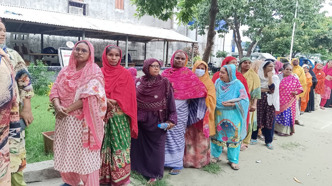 শহীদ এ এইচ এম কামারুজ্জামান সরকারি ডিগ্রি কলেজ কেন্দ্রে নারী ভোটারদের সারি। ছবি : কালবেলা