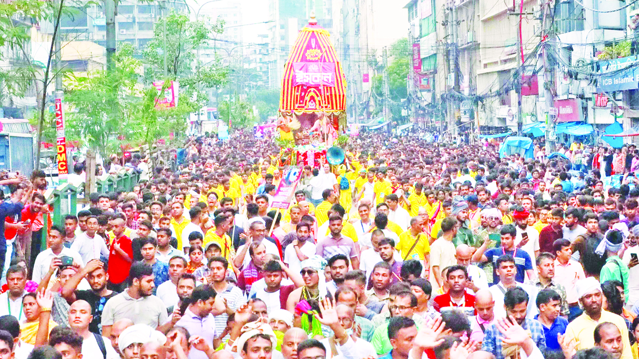 মহাসমারোহে রথযাত্রা মঙ্গলবার রাজধানীর স্বামীবাগের ইসকন মন্দির থেকে বের হয়ে ঢাকেশ্বরী মন্দিরে গিয়ে শেষ হয়। ছবি : কালবেলা