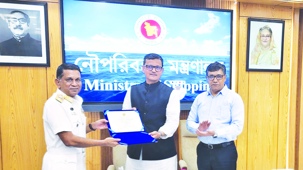 চট্টগ্রাম বন্দর কর্তৃপক্ষের চেয়ারম্যান রিয়ার অ্যাডমিরাল এম সোহায়েলের হাতে মঙ্গলবার শুদ্ধাচার পুরস্কার তুলে দেন নৌপরিবহন প্রতিমন্ত্রী খালিদ মাহমুদ চৌধুরী। ছবি : কালবেলা
