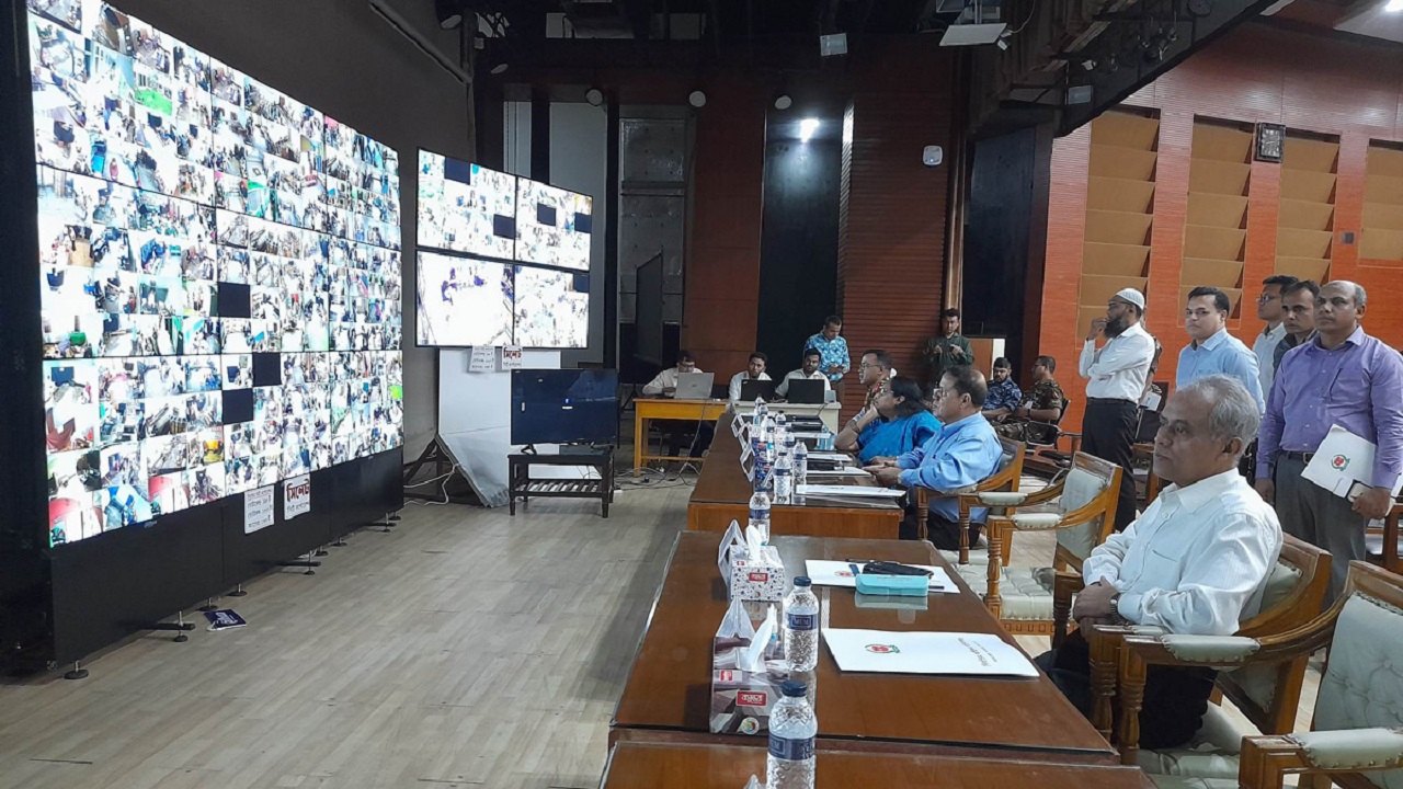 সিসি ক্যামেরায় ভোটগ্রহণ পর্যবেক্ষণ করছেন নির্বাচন কমিশনাররা। ছবি : সংগৃহীত