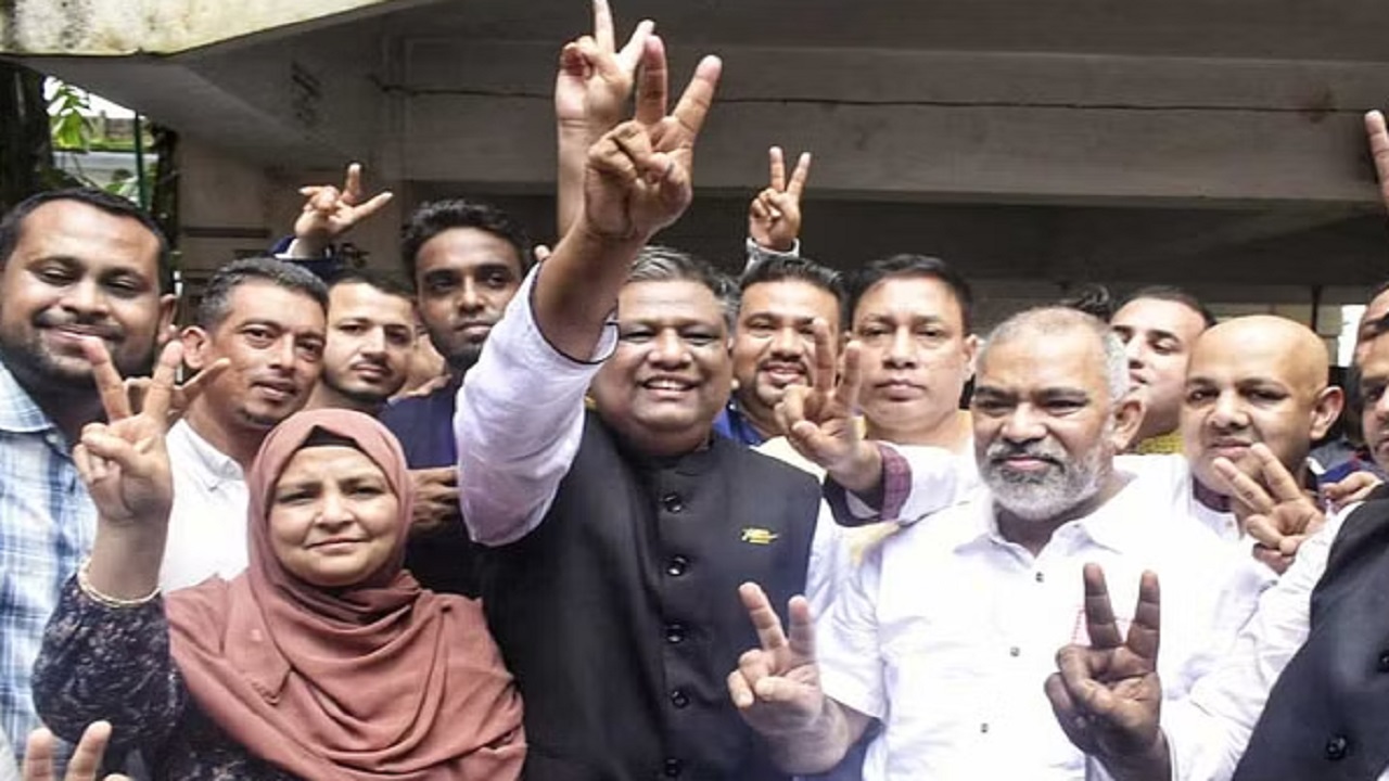 দলীয় নেতাকর্মীদের সঙ্গে নৌকা প্রতীকের মেয়র প্রার্থী আনোয়ারুজ্জামান চৌধুরী। ছবি : সংগৃহীত