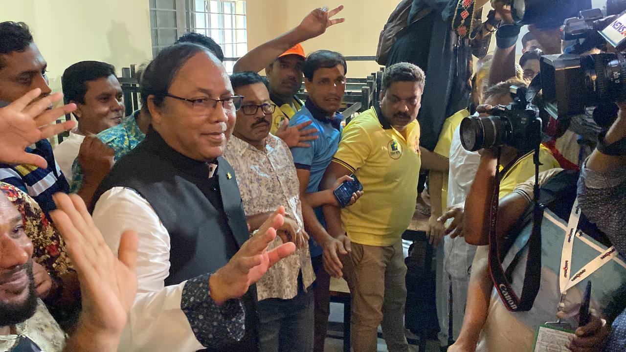 ভোটকেন্দ্রে রাজশাহী সিটি নির্বাচনের নৌকার মেয়র প্রার্থী এ এইচ এম খায়রুজ্জামান লিটন। ছবি : কালবেলা