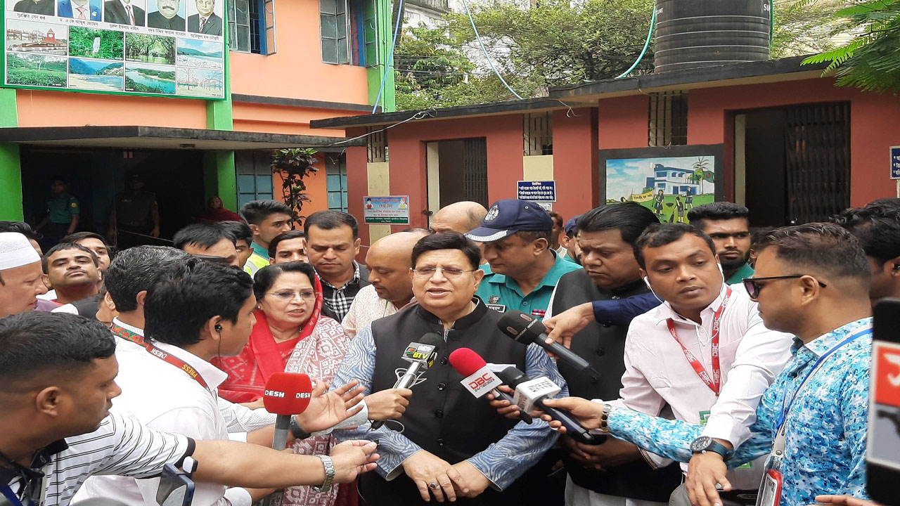 দুর্গাকুমার সরকারি প্রাথমিক বিদ্যালয় কেন্দ্রে ভোট দিয়ে সাংবাদিকদের সামনে পররাষ্ট্রমন্ত্রী এ কে আব্দুল মোমেন। ছবি : সংগৃহীত