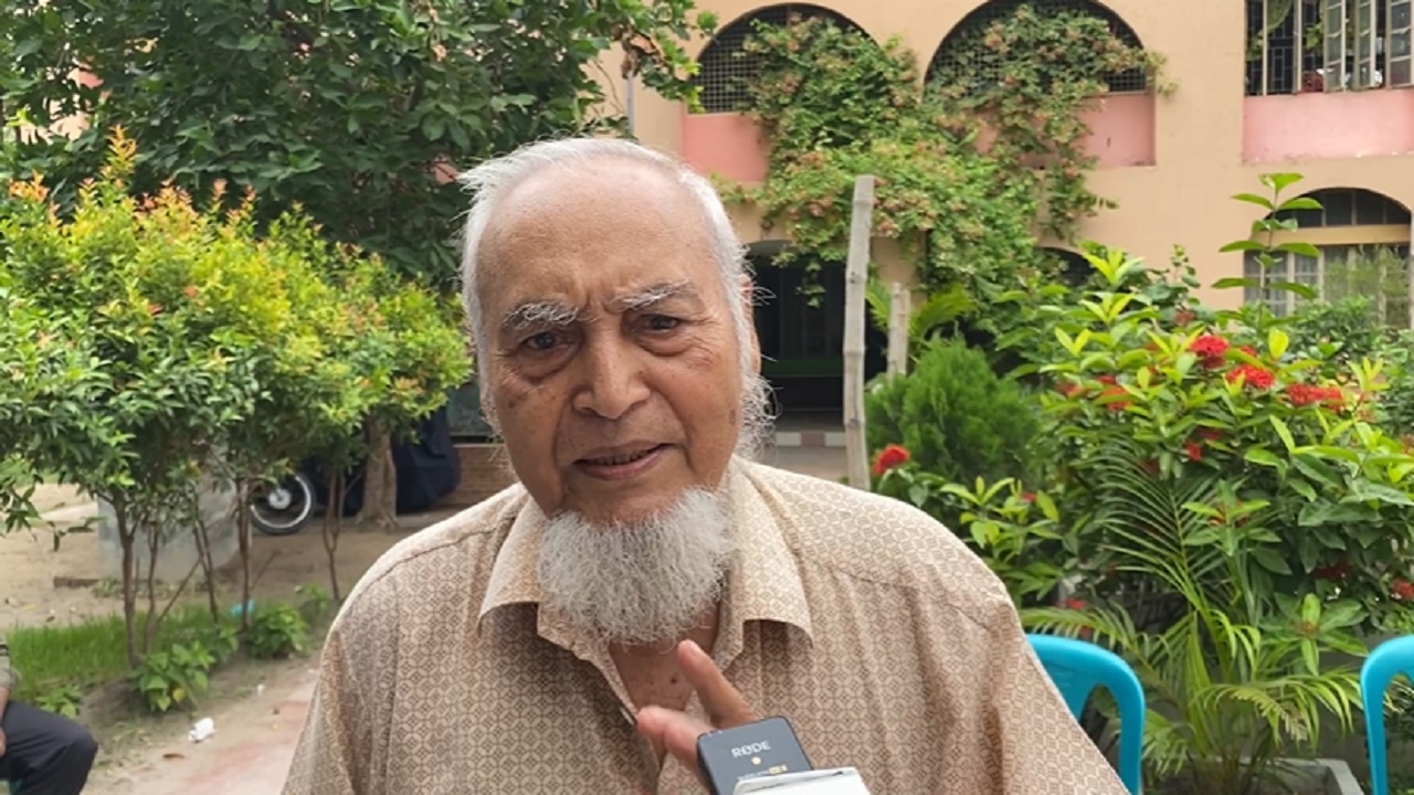 রাজশাহী সিটি নির্বাচনের ভোটার আশরাফ আলী। ছবি : কালবেলা
