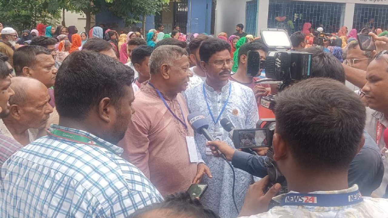 অভিযোগ জানাচ্ছেন জাতীয় পার্টির (জাপা) মেয়র প্রার্থী সাইফুল ইসলাম স্বপন। ছবি : কালবেলা