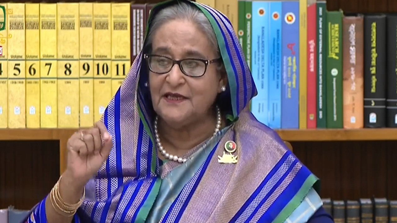 সংবাদ সম্মেলনে বক্তব্য দিচ্ছেন প্রধানমন্ত্রী শেখ হাসিনা। ছবি : সংগৃহীত
