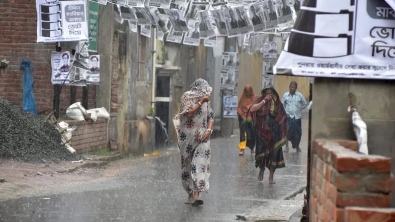 ভোটের নগরী রাজশাহীতে বৃষ্টি হচ্ছে। ছবি : সংগৃহীত