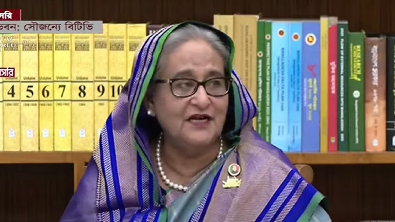 সংবাদ সম্মেলনে সাংবাদিকদের সঙ্গে কথা বলছেন প্রধানমন্ত্রী শেখ হাসিনা। ছবি : সংগৃহীত