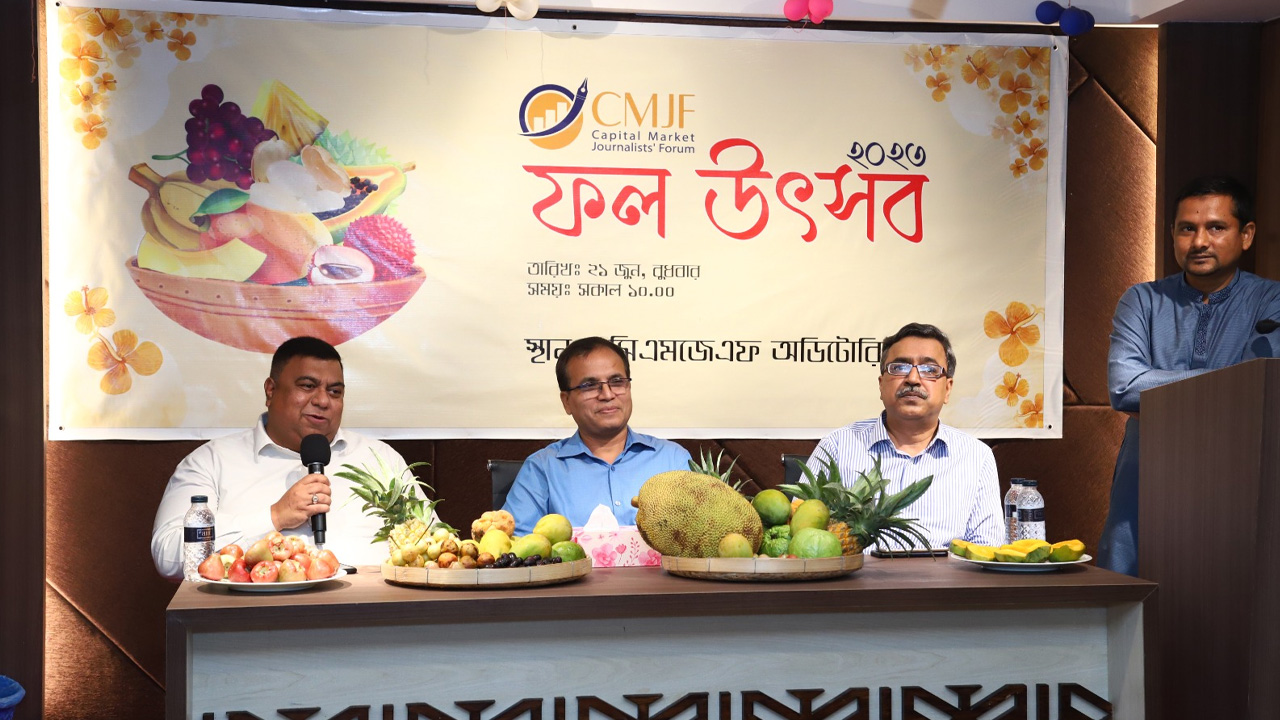 সিএমজেএফ আয়োজিত ফল উৎসবে বক্তারা। ছবি : কালবেলা