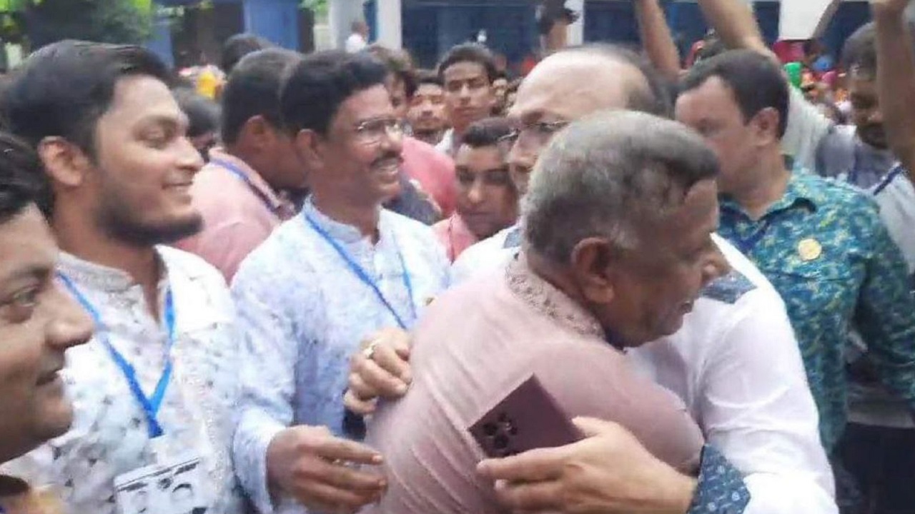 নৌকা প্রতীকের মেয়র প্রার্থী এ এইচ এম খায়রুজ্জামান লিটন ও লাঙ্গল প্রতীকের মেয়র প্রার্থী সাইফুল ইসলাম স্বপন। ছবি : কালবেলা