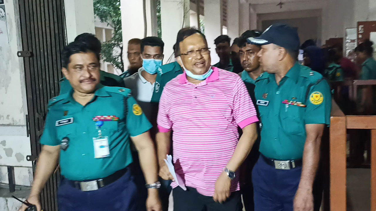 আদালতে ডিআইজি মিজানুর রহমান। ছবি : কালবেলা