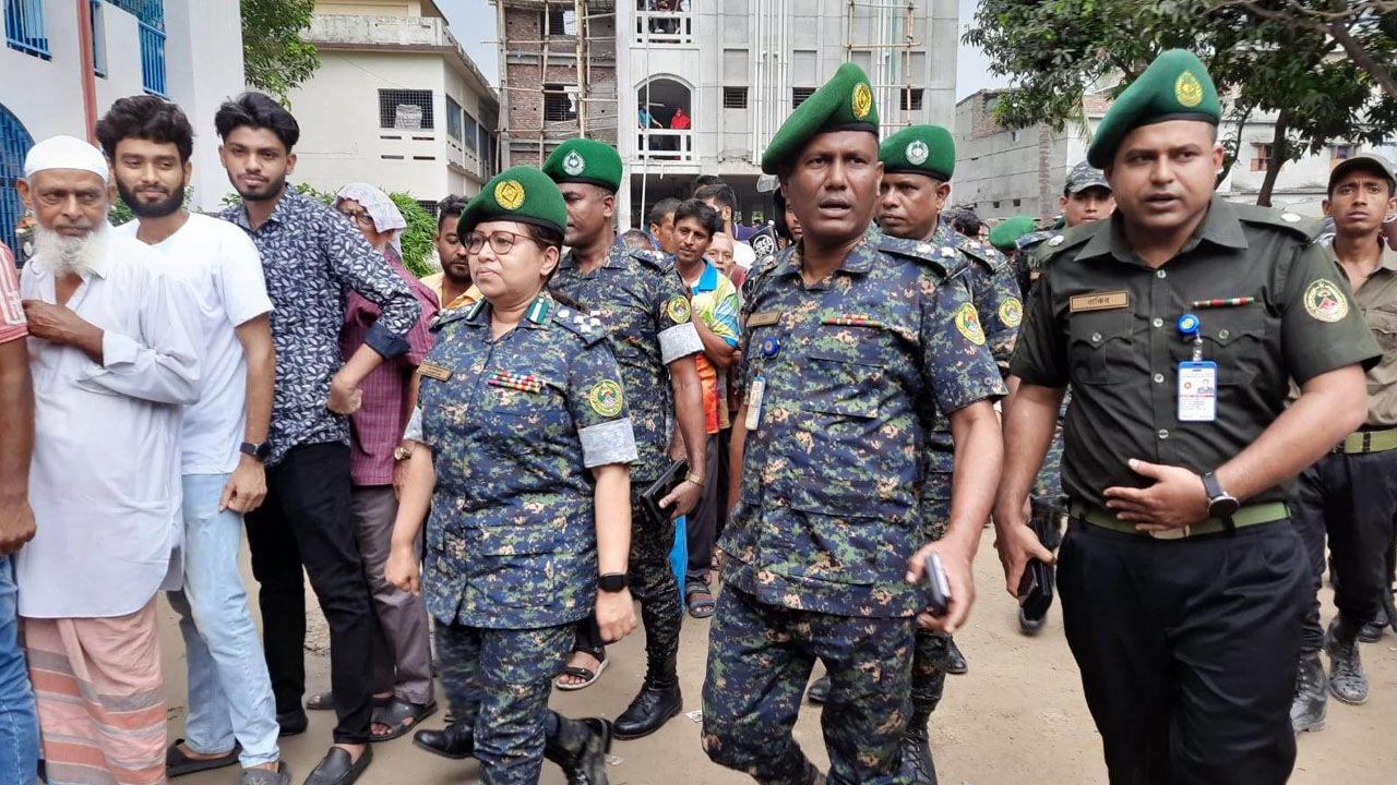 রাজশাহীর বিভিন্ন ভোটকেন্দ্র পরিদর্শন করেন আনসার ও গ্রাম প্রতিরক্ষা বাহিনীর রাজশাহী রেঞ্জের উপমহাপরিচালক কামরুন নাহার। 