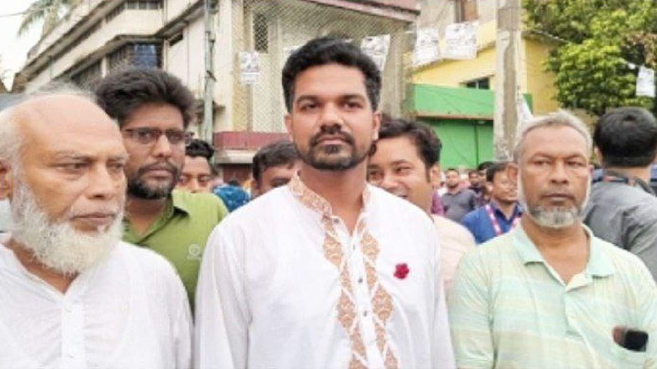 কর্মী সমর্থকদের সঙ্গে জাকের পার্টির মেয়রপ্রার্থী লতিফ আনোয়ার। ছবি : কালবেলা