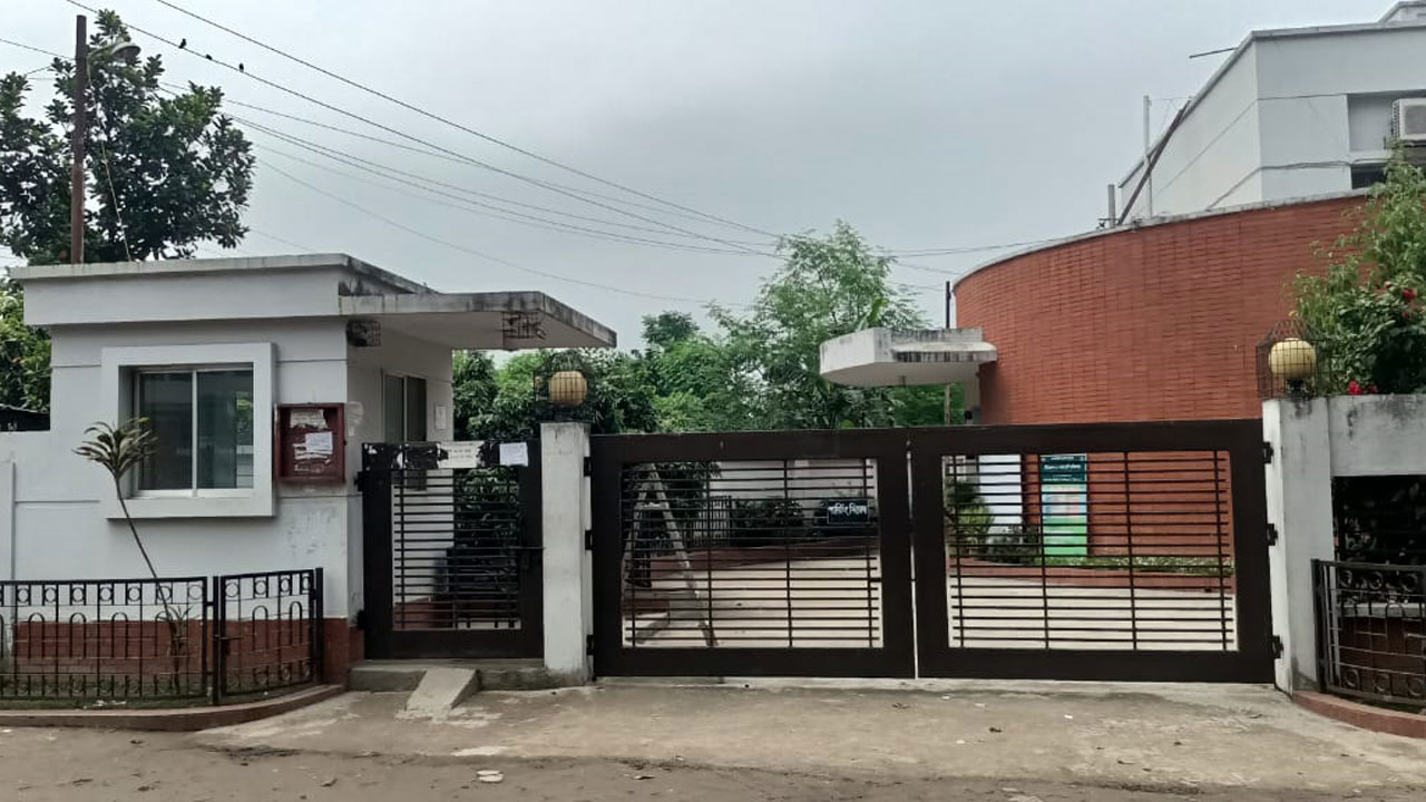 দিনাজপুর আঞ্চলিক পাসপোর্ট অফিস। ছবি : কালবেলা
