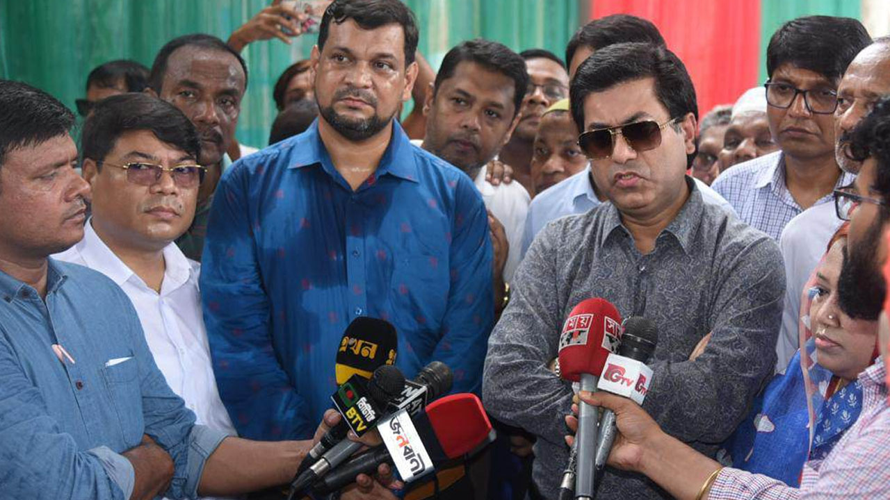 খিলগাঁও ১১ নম্বর ওয়ার্ডের অন্তর্বর্তীকালীন বর্জ্য স্থানান্তর কেন্দ্রের উদ্বোধন শেষে গণমাধ্যমের সঙ্গে আলাপকালে ব্যারিস্টার শেখ ফজলে নূর তাপস। ছবি : কালবেলা