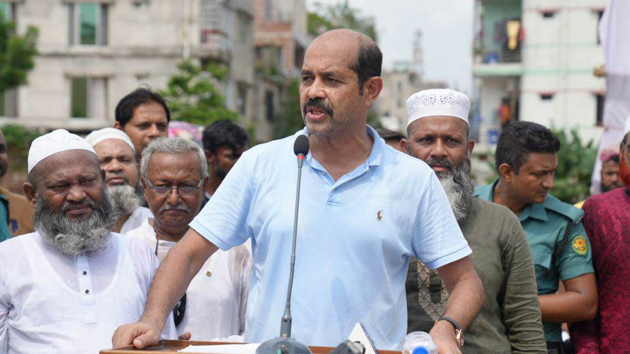 নর্দমা ও ফুটপাতসহ রাস্তা উন্নয়ন কাজের উদ্বোধনকালে বক্তব্য দেন ডিএনসিসি মেয়র মো. আতিকুল ইসলাম। ছবি : কালবেলা