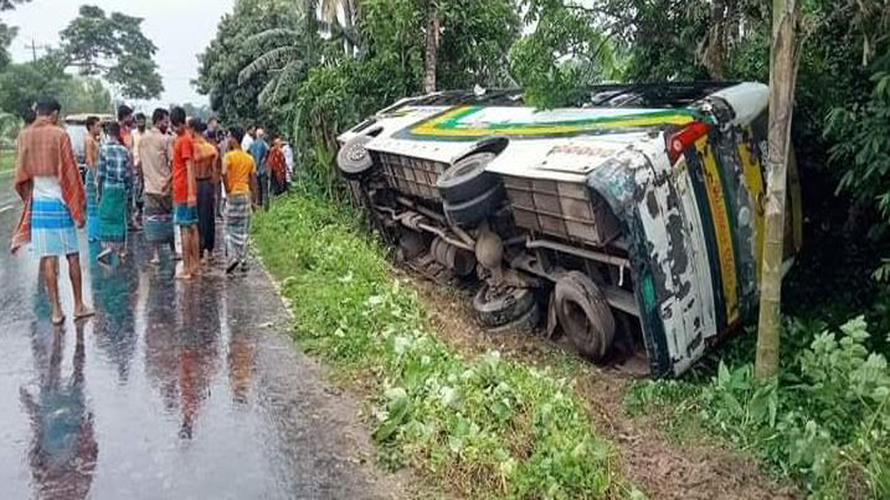 উল্টে পড়া বাস