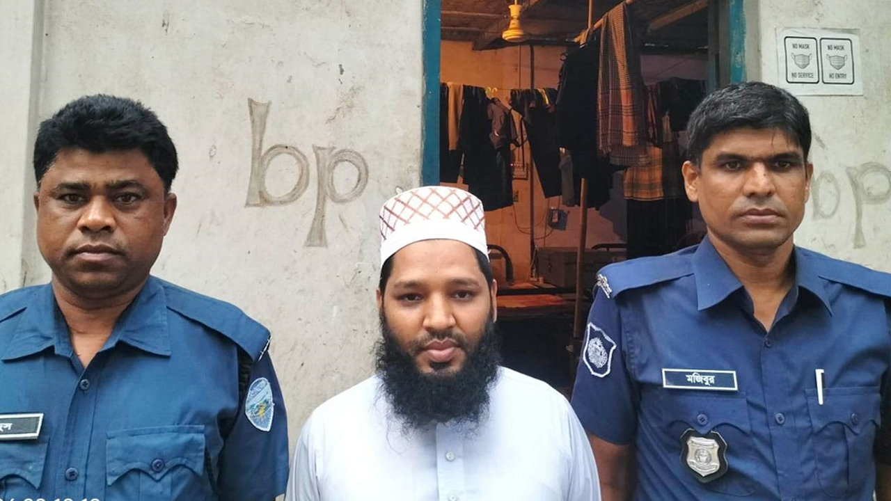 গ্রেপ্তারকৃত অধ্যক্ষ শরীফুল ইসলাম