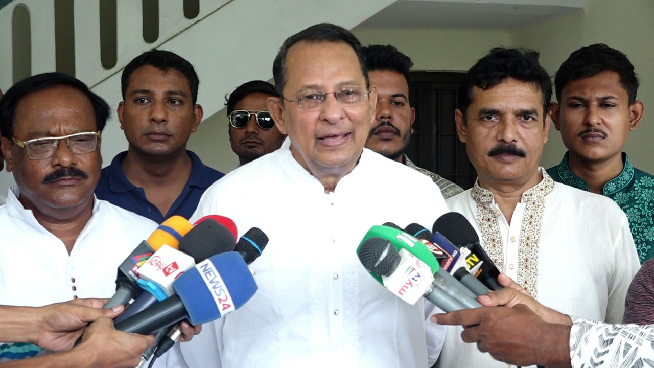 কুষ্টিয়া সার্কিট হাউসে বক্তব্য দিচ্ছেন জাসদ সভাপতি হাসানুল হক ইনু। ছবি : কালবেলা