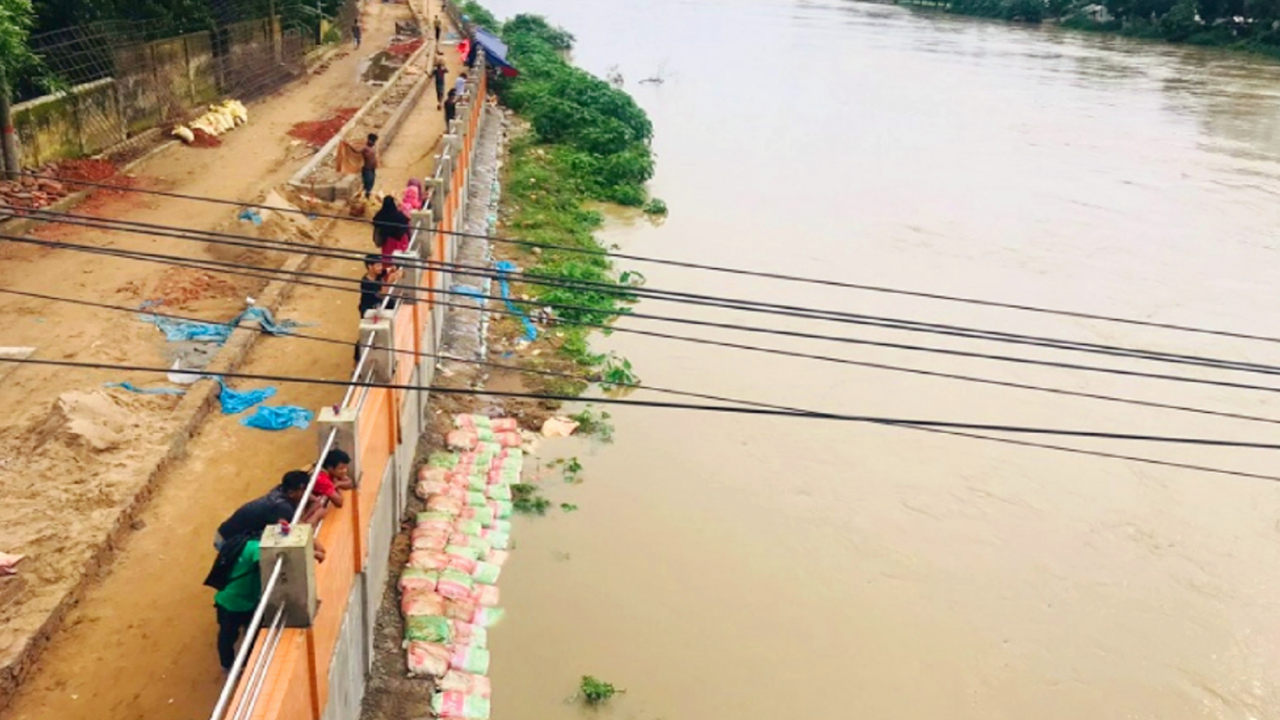 ঝুঁকিপূর্ণ বাঁধে বন্যার শঙ্কায় মৌলভীবাজার। ছবি: কালবেলা