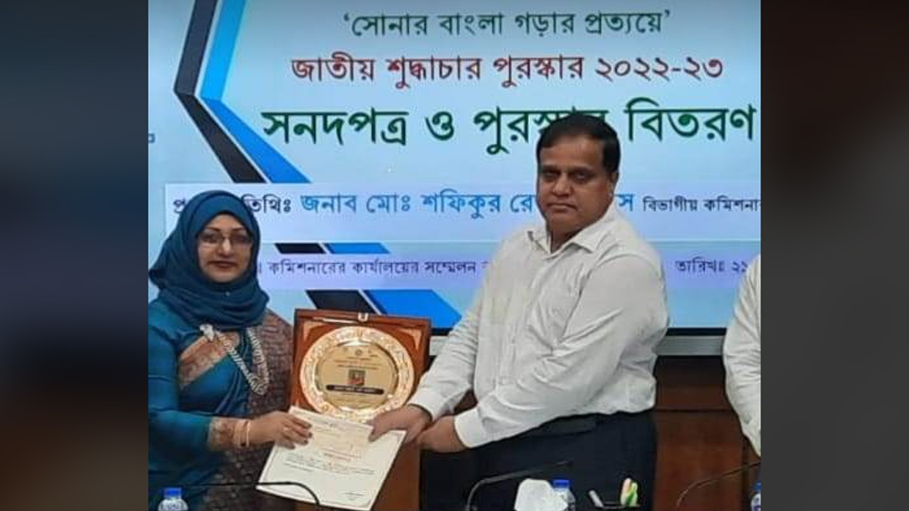 ময়মনসিংহ বিভাগের কমিশনার মো. শফিকুর রেজা বিশ্বাসের কাছ থেকে পুরস্কার নিচ্ছেন নেত্রকোনার জেলা প্রশাসক অন্জনা খান মজলিশ।