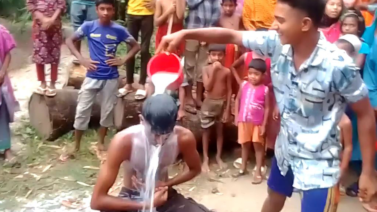 বুধবার ফরিদপুরের আলফাডাঙ্গায় দুধ দিয়ে গোসল করছেন মিজান মোল্যা। ছবি : সংগৃহীত