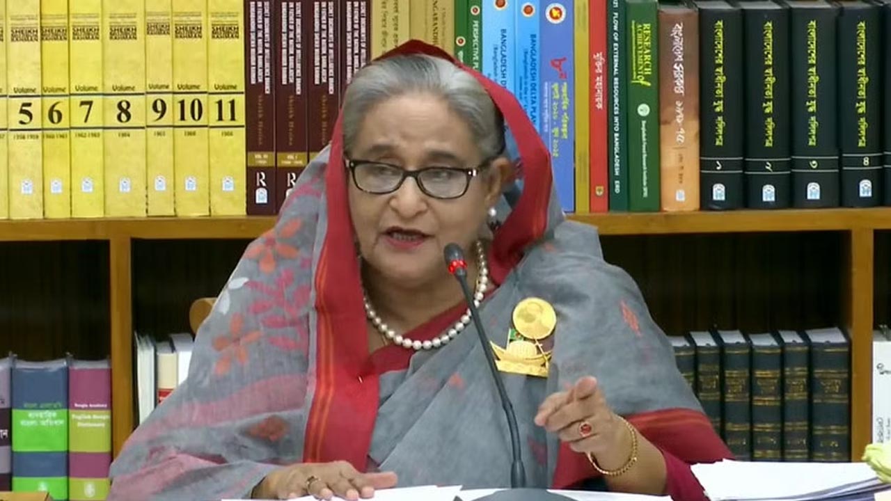 আওয়ামী লীগের কার্যনির্বাহী কমিটির সভা শুরুর আগে প্রধানমন্ত্রী শেখ হাসিনা। ছবি : সংগৃহীত