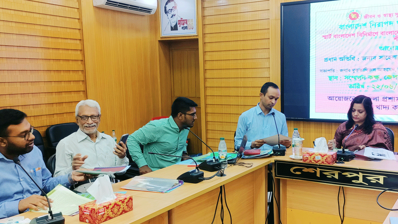 আলোচনা সভায় বক্তব্য দিচ্ছেন শেরপুর জেলা খাদ্য নিরাপত্তা কর্মকর্তা আবু নাসের মোহাম্মদ শফিউল্লাহ। ছবি : কালবেলা