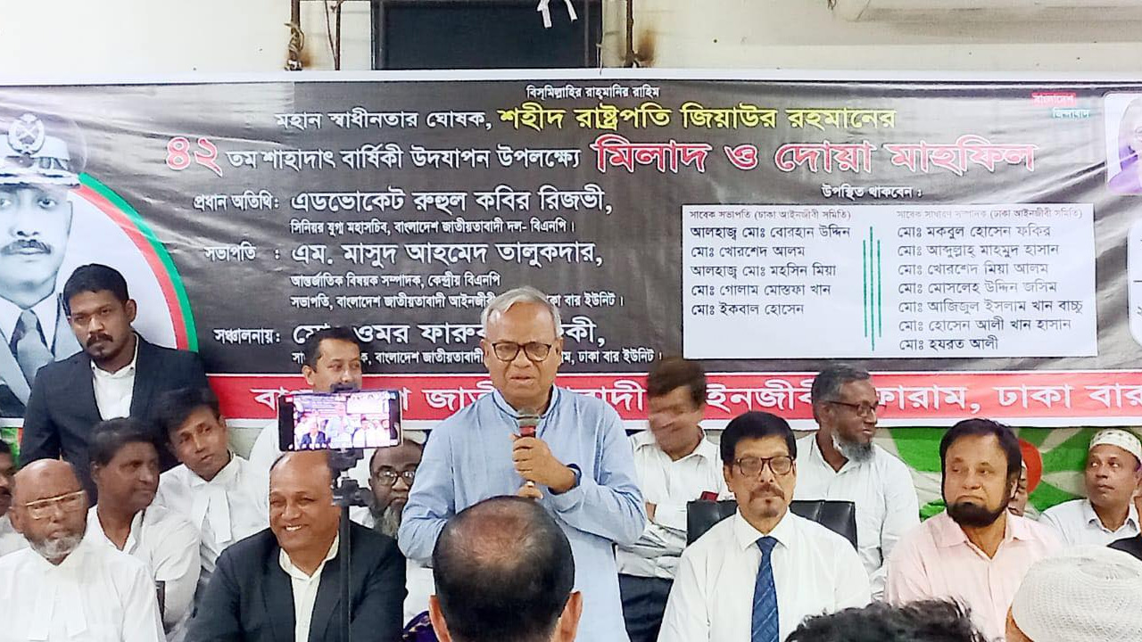 জিয়াউর রহমানের ৪৩তম শাহদাৎবার্ষিকী উপলক্ষে দোয়া মাহফিলে বক্তব্য দিচ্ছেন বিএনপির সিনিয়র যুগ্ম মহাসচিব রুহুল কবির রিজভী। ছবি : কালবেলা
