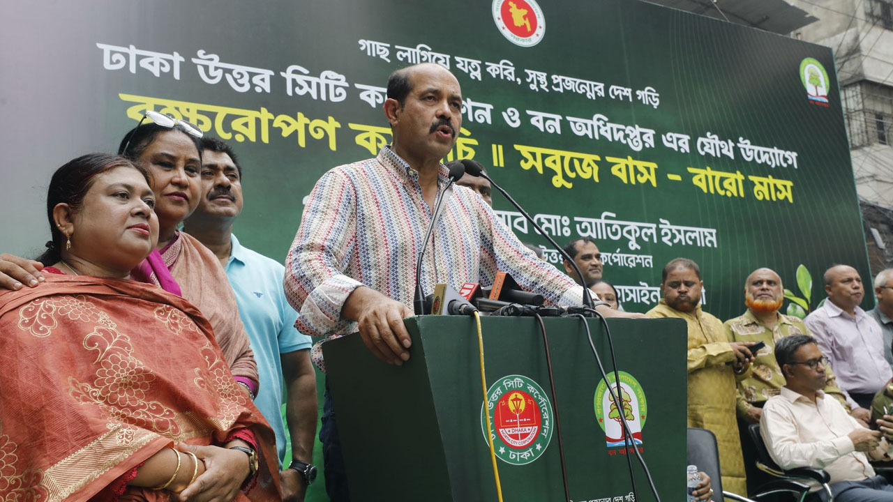 মহাখালীর এক বৃক্ষরোপণ কর্মসূচিতে মেয়র আতিকুল ইসলাম। ছবি : কালবেলা 