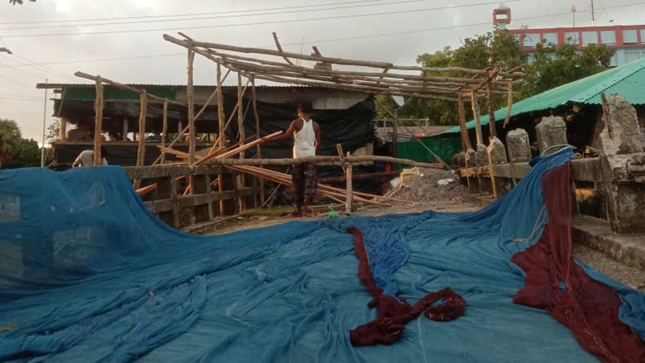 লঞ্চঘাটের জায়গা দখল করে স্থাপনা নির্মাণ। ছবি : কালবেলা