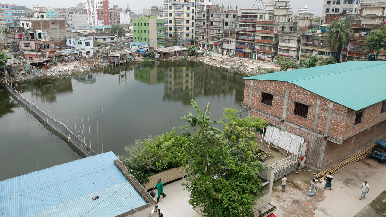 পুরান ঢাকার গেন্ডারিয়ায় ডিআইটি পুকুরের পাড় দখল করে গড়ে তোলা স্থানীয় কাউন্সিলরের কার্যালয়। ছবি : কালবেলা